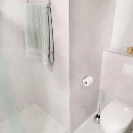 Apartment Chez L'hadriana, 2x Ac Clim Wi-fi,newly Renovated